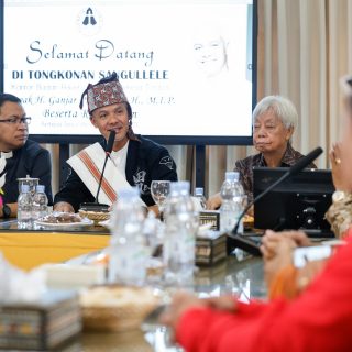 Capres nomor urut 3, Ganjar Pranowo, berdiskusi dengan sejumlah tokoh agama saat berada di Tana Toraja, Sulawesi Selatan, Sabtu (25/11/2023)