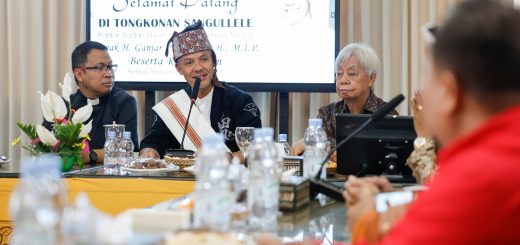 Capres nomor urut 3, Ganjar Pranowo, berdiskusi dengan sejumlah tokoh agama saat berada di Tana Toraja, Sulawesi Selatan, Sabtu (25/11/2023)