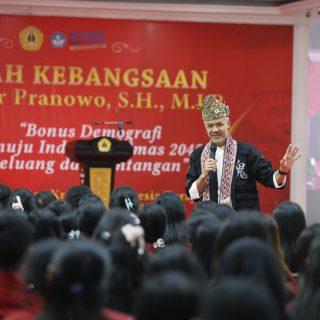 Ganjar Pranowo, Capres RI 2024 menyampaikan materi pada acara kuliah kebangsaan di Universitas Kristen Indonesia (UKI) Toraja, Sabtu (24/11/2023)