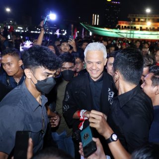 Capres Ganjar Pranowo disambut warga yang sedang berburu kuliner saat mengunjungi Pasar Cidu Makassar, Sabtu (25/11/2023) malam ini