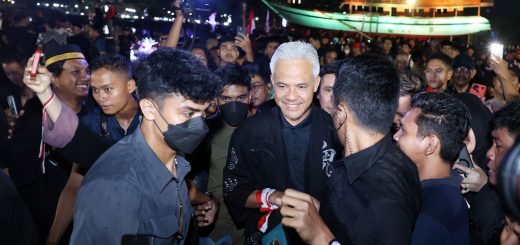 Capres Ganjar Pranowo disambut warga yang sedang berburu kuliner saat mengunjungi Pasar Cidu Makassar, Sabtu (25/11/2023) malam ini