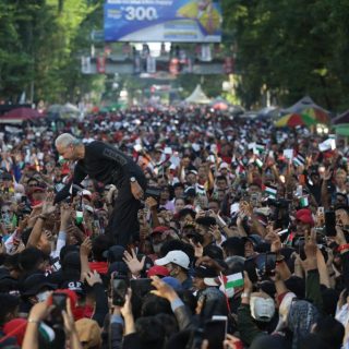 Ganjar Pranowo, Capres nomor urut 3 berada di tengah lautan peserta jalan sehat di kawasan Jalan Sudirman Kota Makassar, Minggu (26/11/2023)