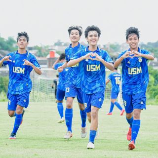 Pemain USM merayakan kemenangan saat menghadapi Persisac pada Kompetisi Sepak Bola Liga 1 Askot PSSI Kota Semarang, pada 25 November 2023 di lapangan Balasuga Semarang. PS USM maju ke final setelah unggul 4-0
