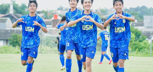 Pemain USM merayakan kemenangan saat menghadapi Persisac pada Kompetisi Sepak Bola Liga 1 Askot PSSI Kota Semarang, pada 25 November 2023 di lapangan Balasuga Semarang. PS USM maju ke final setelah unggul 4-0