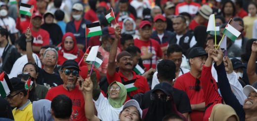 Bendera Palestina berkibar di tengah massa yang berjubel mengikuti Jalan Sehat Perjuangan yang dihadiri Capres 2024 Ganjar Pranowo di Makassar, Minggu (26/11/2023)
