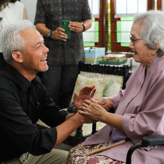 Capres RI 2024, Ganjar Pranowo, bersilaturahmi ke kediaman Meriyati Roeslani atau Meri Hoegeng, istri mantan Kapolri Jenderal (Purn) Hoegeng Iman Santoso, Senin (27/11/2023)