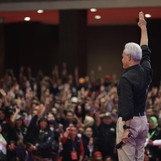 Capres Ganjar Pranowo membakar semangat relawan pada acara Rakornas 2.509 Organisasi Relawan se Pulau Jawa, di JIExpo Kemayoran, Jakarta, Senin (27/11/2023)