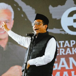 Calon wakil presiden nomor urut 3, Mahfud MD, tampil di kampanye perdana bertajuk "Tatap Muka Gerak Cepat Ganjar-Mahfud", di Taman Pasi Jaboi, Sabang, Aceh, Selasa (28/11/2023)