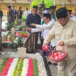 Calon Presiden 2024 Prabowo Subianto berziarah ke makam para ulama, termasuk para pendiri Nahdlatul Ulama
