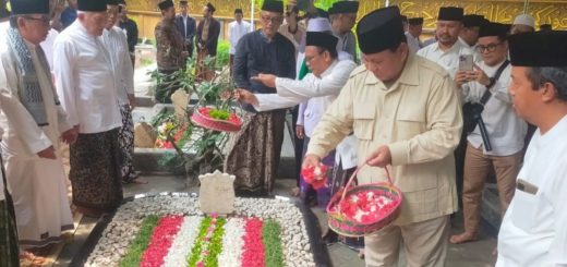 Calon Presiden 2024 Prabowo Subianto berziarah ke makam para ulama, termasuk para pendiri Nahdlatul Ulama