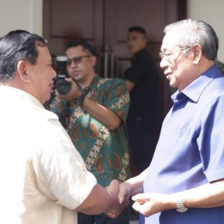 Prabowo Subianto bersama mantan presiden Susilo Bambang Yudhoyono (SBY)