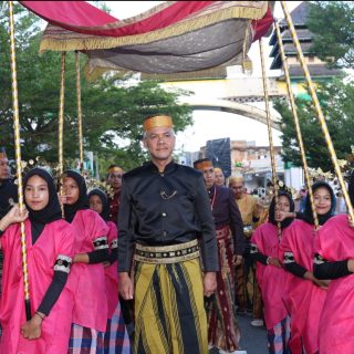 Capres 2024 Ganjar Pranowo, dipayungi tenda kehormatan bintang enam, saat bersilaturahmi ke Kedatuan Luwu, Kerajaan Bugis tertua di Sulawesi Selatan, Sabtu (25/11/2023)