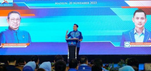 Ketua Fraksi Partai Demokrat DPR RI, Edhie Baskoro Yudhoyono atau Ibas, memberi arahan kepada seluruh caleg dari kader Partai Demokrat di Madiun, Senin (20/11/2023)