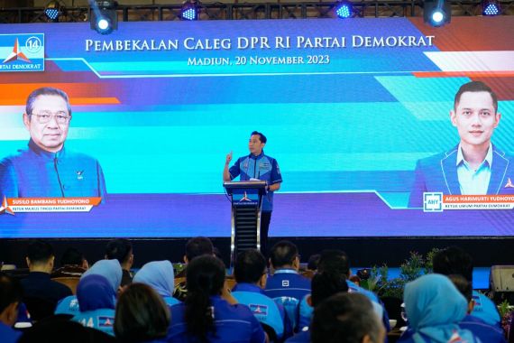 Ketua Fraksi Partai Demokrat DPR RI, Edhie Baskoro Yudhoyono atau Ibas, memberi arahan kepada seluruh caleg dari kader Partai Demokrat di Madiun, Senin (20/11/2023)