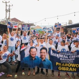 Komunitas Milenial Creative Bandung menggelar saat deklarasi dukungan untuk pasangan Calon Presiden-Calon Wakil Presiden, Prabowo Subianto-Gibran Rakabuming Raka, Rabu (1/11/2023)