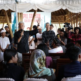 Capres 2024, Ganjar Pranowo memanfaatkan kunjungannya di Bali dengan ngobrol santai bareng anak muda dan warga di Muntiq Siokan Sanur Bali, Rabu (1/11/2023)