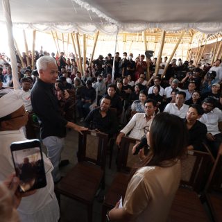 Capres 2024, Ganjar Pranowo, berkumpul dan mendengarkan curhatan warga dalam acara yang digelar di Muntiq Siokan Sanur Bali, Rabu (1/11/2023)
