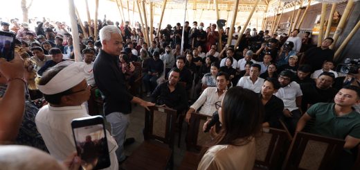 Capres 2024, Ganjar Pranowo, berkumpul dan mendengarkan curhatan warga dalam acara yang digelar di Muntiq Siokan Sanur Bali, Rabu (1/11/2023)