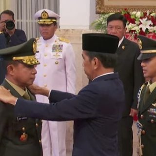 Presiden Jokowi melakukan penanggalan dan penyematan tanda pangkat dan jabatan kepada Jenderal Agus Subiyanto pada pelantikannya sebagai Panglima TNI di Istana Negara, Jakarta, Rabu (22/11/2023)