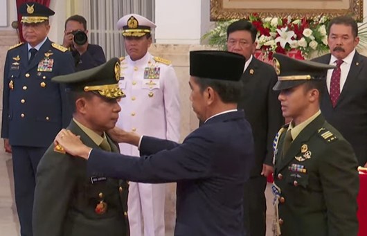 Presiden Jokowi melakukan penanggalan dan penyematan tanda pangkat dan jabatan kepada Jenderal Agus Subiyanto pada pelantikannya sebagai Panglima TNI di Istana Negara, Jakarta, Rabu (22/11/2023)