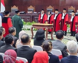 Suhartoyo membacakan sumpah di hadapan sidang pleno khusus pengucapan sumpah Ketua Mahkamah Konstitusi (MK) di Gedung MK, Jalan Medan Merdeka Barat, Jakarta Pusat, Senin (13/11/2023). Suhartoyo menggantikan Anwar Usman