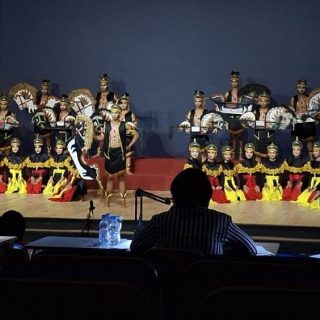Penampilan Paduan Suara Mahasiswa Fakultas Hukum Universitas Semarang, Justicia USM Choir saat tampil pada Karangturi International Choir Competition (KICC), baru-baru ini. Paduan suara ini akhir membawa pulang medali perak