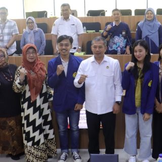 Para mahasiswa dan dosen USM yang akan melakukan KKN Internasional batch-1 dan PkM di Phatnawitya Yala School Thailand, dilepas oleh Rektor USM Dr Supari ST MT di ruang Teleconference Lt 8 Menara USM pada 6 November 2023