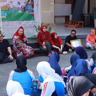 Wali Kota Semarang, Hevearita Gunaryanti Rahayu membagikan buku bacaan bagi anak-anak saat menghadiri pada Bulan Bhakti Karang Taruna (BBKT) di Lapangan Sepak Bola Pedalangan, Banyumanik, Kota Semarang, baru-baru ini.