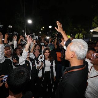 Capres 2024 Ganjar Pranowo disambut meriah pendukungnya setelah mendapat nomor urut 3 lewat undian yang dilakukan KPU RI