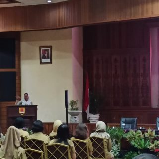 Wali Kota Semarang, Hevearita Gunaryanti Rahayu saat menghadiri kegiatan Bimbingan Teknik (Bimtek) Pengawasan Kearsipan dan Penyampaian Hasil Pengawasan Kearsipan Intenal Kota Semarang di ruang Lokakrida Balai Kota Semarang, Senin (20/11).