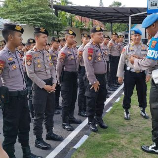 SURAKARTA (Awall.id) - Polda Jateng siap mengamankan gelaran final piala dunia FIFA U-17 pada hari Sabtu, di stadion Manahan (2/12/2023), mendatang. Dalam laga tersebut dipastikan akan disaksikan banyak penonton, Hal ini didasarkan pada data jumlah tiket yang sudah sold out atau habis terjual. Wakasatgas Ops Bacuya Pamwil Jateng, Kombes Pol Dwi Subagio mengatakan sekitar 17 ribu penonton diperkirakan akan membanjiri stadion, sesuai jumlah maksimal tiket yang disediakan panitia. "Kapasitas stadion Manahan sekitar 20 ribu seat penonton. Berdasar keterangan panitia, tiket yang disediakan untuk pertandingan final sekitar 17 ribu. Semua sudah habis terjual atau terdistribusi," ungkapnya, Selasa (28/11/2023) Kombes. Dwi menambahkan, Polri sangat menghargai antusiasme para penggemar sepak bola untuk menonton pertandingan final. Padahal, siapa tim yang lolos ke babak tersebut masih menunggu hasil laga semi final. Dirinya lantas berpesan agar para penggemar bola Indonesia yang menonton laga final dapat menjaga ketertiban selama pertandingan. "Pertandingan final nanti pasti juga akan dihadiri suporter dari luar negeri terutama negara finalis piala dunia U-17, Jadi saya berharap penonton lokal dari Indonesia dapat memberikan contoh dan kesan yang baik," ungkapnya Sementara itu Kasubsatgas Humas, KombesPol. Satake Bayu S, meminta agar penonton mematuhi aturan yang sudah ditetapkan FIFA maupun Kepolisian, Seperti tidak membawa spanduk yang berisi protes atau penghinaan pada negara tertentu dan tidak membawa benda berbahaya. "Diharapkan juga, penonton hadir secara tertib, mematuhi aturan lalu lintas yang berlaku dan tidak terpancing keributan," jelasnya Dirinya memastikan pengamanan laga final akan dilakukan dengan maksimal ditambah dengan pengamanan level VVIP karena menurut rencana, sejumlah pejabat penting akan menonton pertandingan final nantinya.