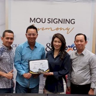 Secara berurutan dari sisi kiri hingga kanan: Adhi Darminto yang menjabat sebagai COO di NEXA, Priyo Suyono sebagai CEO NEXA, Vonny Tresno Santoso yang menduduki jabatan CEO di SRLand Properties, dan Alese Sandria yang menjabat sebagai COO di SRLand Properties, saat menyelesaikan penandatanganan kesepakatan MoU terkait penyediaan layanan internet di Queen City Mall.