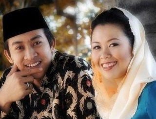 Dhohir Farisi bersama Yenny Wahid, suami istri yang beda dukungan pada Pilpres 2024