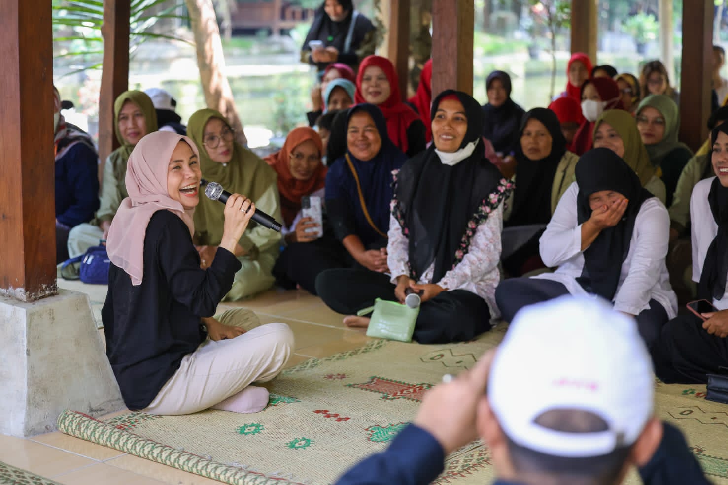 Siti Atikoh, istri capres presiden nomor urut 3 Ganjar Pranowo, membahas masalah stunting saat bertemu puluhan kader Posyandu dan di antaranya ibu hamil di Joglo Dahar Gedhang Mas, Bantul, Rabu (27/12/2023)