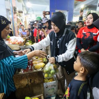 Siti Atikoh Supriyanti, istri Capres Ganjar Pranowo memborong jajanan saat mengunjungi Pasar Besar Kota Madiun, Jawa Timur, Senin (18/12/2023)