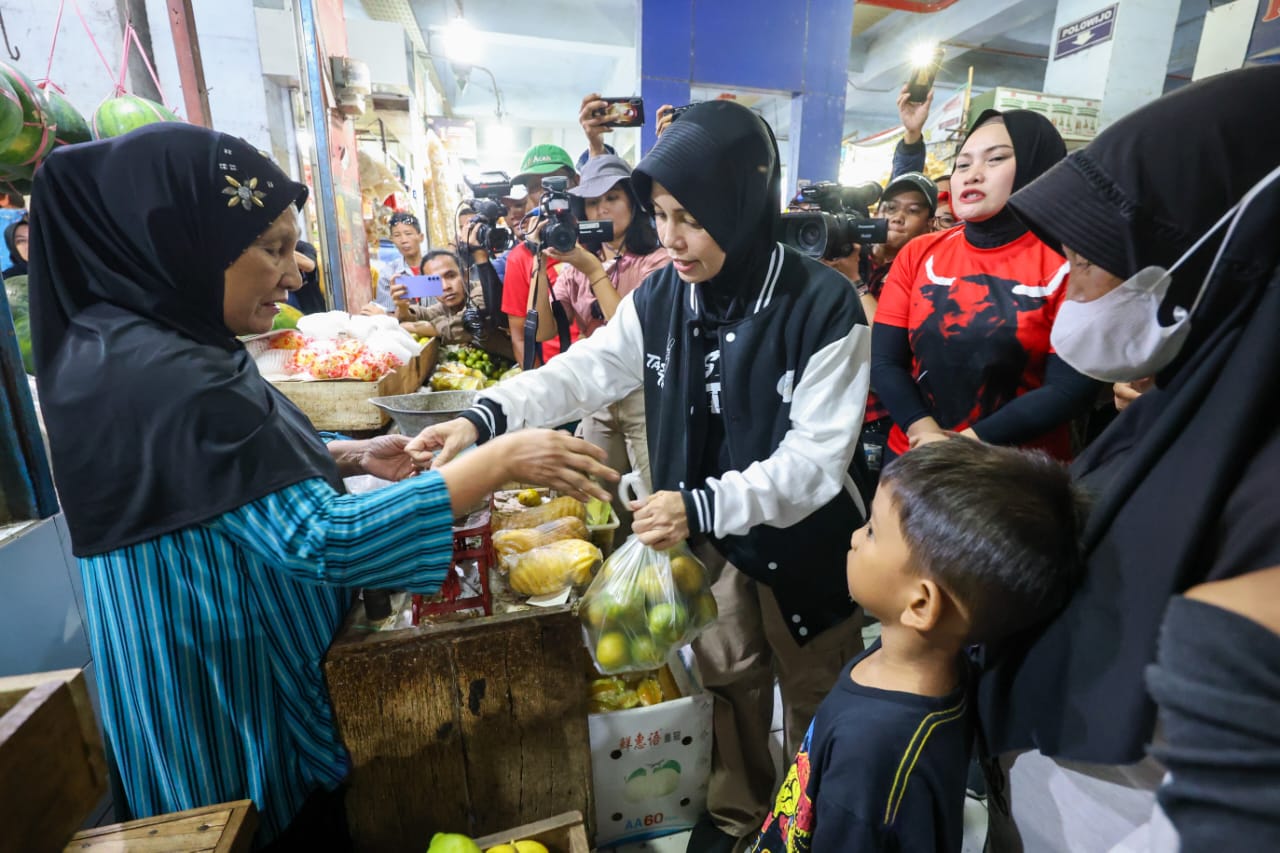 Siti Atikoh Supriyanti, istri Capres Ganjar Pranowo memborong jajanan saat mengunjungi Pasar Besar Kota Madiun, Jawa Timur, Senin (18/12/2023)
