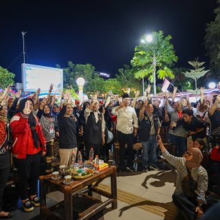 Siti Atikoh, istri Capres Ganjar Pranowo, mendapat sambutan meriah saat tiba di Taman Sumber Wangi, Jalan Perintis Kemerdekaan, Kota Madiun, Minggu (17/12/2023) malam