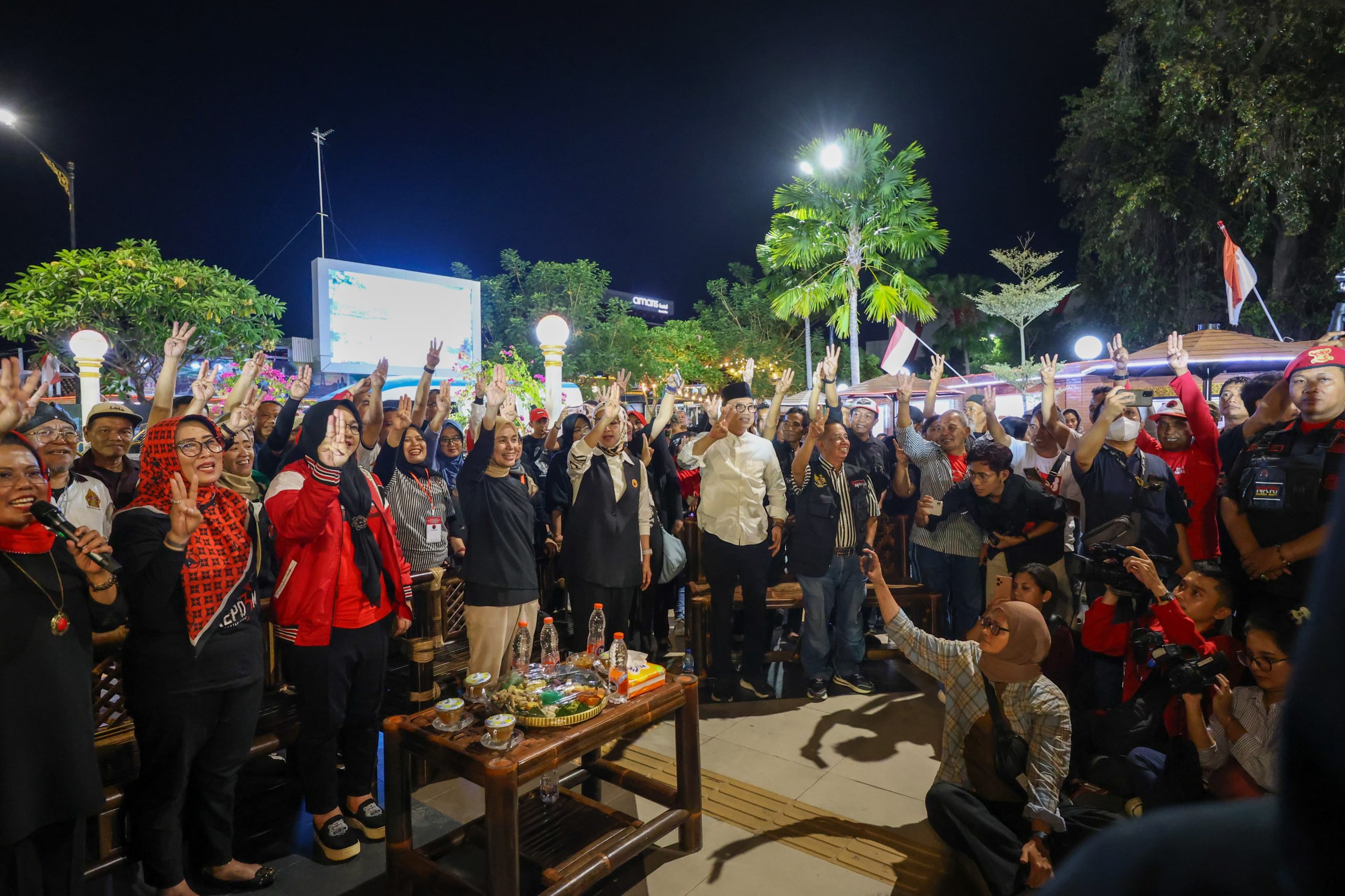 Siti Atikoh, istri Capres Ganjar Pranowo, mendapat sambutan meriah saat tiba di Taman Sumber Wangi, Jalan Perintis Kemerdekaan, Kota Madiun, Minggu (17/12/2023) malam