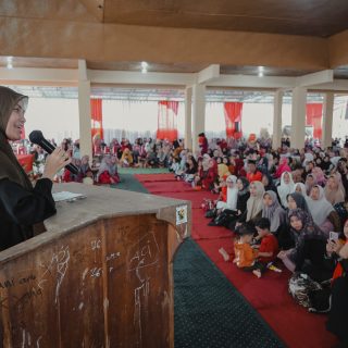 Istri Capres nomor urut 3 Ganjar Pranowo, Siti Atikoh Supriyanti, mengunjungi Pondok Pesantren Gelar, Kabupaten Cianjur, Jawa Barat, dan menyapa para santri, Senin (4/12/2023)
