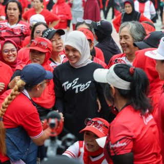 Siti Atikoh Supriyanti, istri calon Presiden RI 2024 Ganjar Pranowo hadir di tengah peserta senam bareng emak-emak simpatisan dan kader PDI Perjuangan, di Lapangan Kwarasan, Kota Magelang, Kamis (28/12/2023)