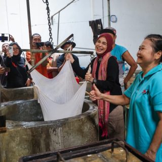 Siti Atikoh Supriyanti, istri Capres 2024 Ganjar Pranowo berkunjung ke UD Sumber Makmur, di Desa Gadingwatu, Menganti, Gresik, Rabu (20/12/2023). Atikoh dicurhati para perajin tahu soal ketersediaan bahan baku dan kualitas bahan lokal