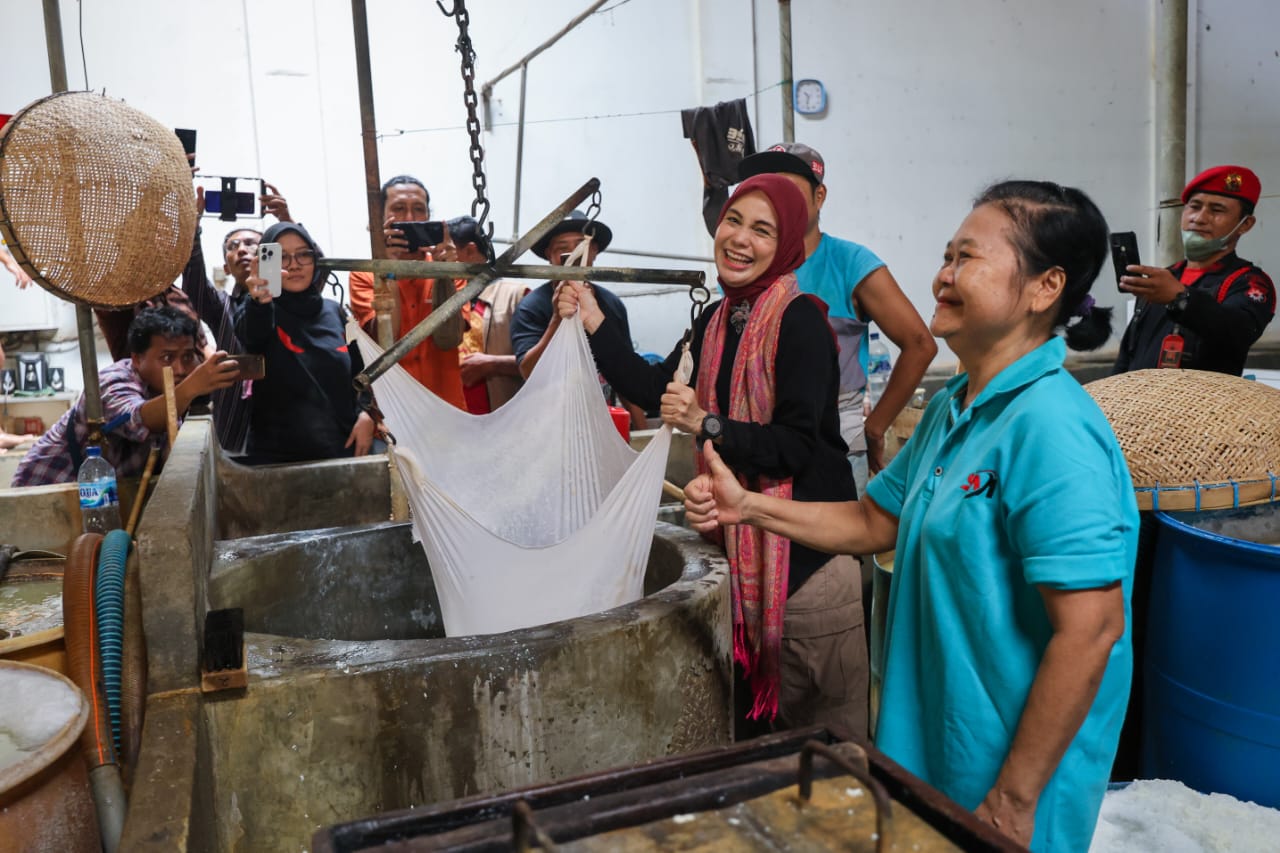 Siti Atikoh Supriyanti, istri Capres 2024 Ganjar Pranowo berkunjung ke UD Sumber Makmur, di Desa Gadingwatu, Menganti, Gresik, Rabu (20/12/2023). Atikoh dicurhati para perajin tahu soal ketersediaan bahan baku dan kualitas bahan lokal