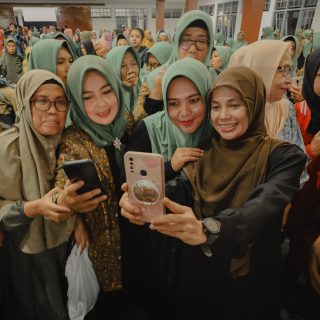 Istri calon Presiden RI 2024 Ganjar Pranowo, Siti Atikoh Supriyanti, jadi rebutan ibu-ibu muslimat untuk selfie saat datang di Sumedang, Senin (4/12/2023) malam