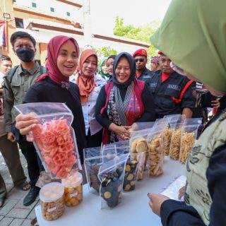 Siti Atikoh menghadiri Dialog dan Penyerahan Sertifikat Produk UMKM di Gedung Korpri Lamongan, Rabu (20/12/2023). Atikoh memperlihatkan salah satu produk UMKM