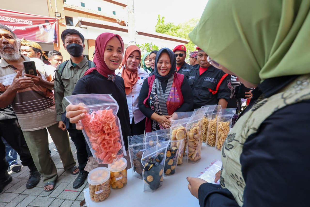 Siti Atikoh menghadiri Dialog dan Penyerahan Sertifikat Produk UMKM di Gedung Korpri Lamongan, Rabu (20/12/2023). Atikoh memperlihatkan salah satu produk UMKM