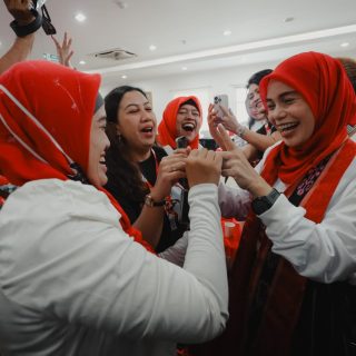 Siti Atikoh Supriyanti, istri capres nomor urut 3 Ganjar Pranowo, berdialog dengan bahasa isyarat saat bertemu dengan relawan disabilitas yang hadir dalam Rapat Koordinasi Nasional (Rakornas) 2023 Perempuan Indonesia Pilih Ganjar (PIJAR) di kantor DPP PDI Perjuangan, Jakarta, Sabtu (16/12/2023)
