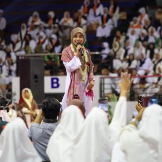 Siti Atikoh Supriyanti, istri Capres 2024 Ganjar Pranowo, menghadiri Pengajian Akbar di DBL Arena, Surabaya, yang dihadiri majelis taklim serta Nyai dan Ning se Jawa Timur, Rabu (20/12/2023) malam