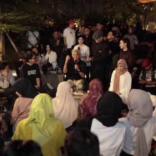 Capres nomor urut 3, Ganjar Pranowo berbincang dan diskusi dengan kalangan muda Bekasi di Mattea Social Space Bekasi, Jumat (15/12/2023) malam