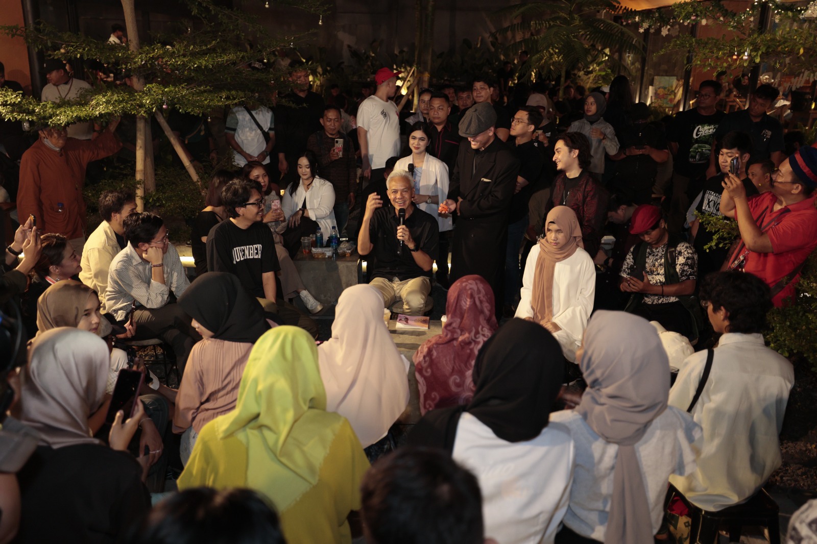 Capres nomor urut 3, Ganjar Pranowo berbincang dan diskusi dengan kalangan muda Bekasi di Mattea Social Space Bekasi, Jumat (15/12/2023) malam