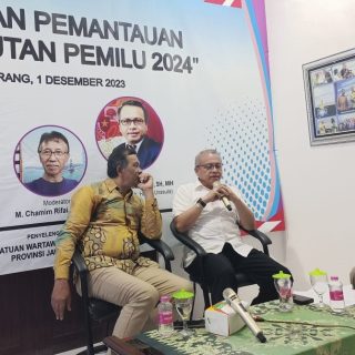 Focus Group Discussion (FGD) dengan tema ''Sosialisasi Pembekalan Pemantauan dan Peliputan Pemilu 2024'' berlangsung di kantor PWI Jateng, Semarang, Jumat, 1 Desember 2023. Hadir dua narasumber, Dekan Fakultas Hukum Unissula Dr H Jawade Hafidz SH MH dan dosen FISIP Undip Teuku Afrizal PhD